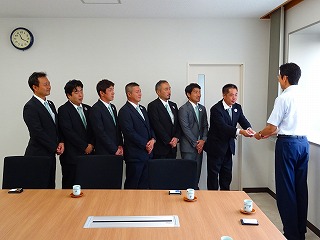 写真：「今宮和田神彩会」のみなさんの表敬訪問を受ける市長の様子