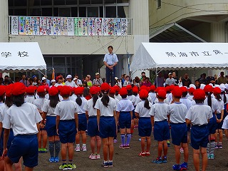 写真：第一小学校運動会を訪問する市長の様子