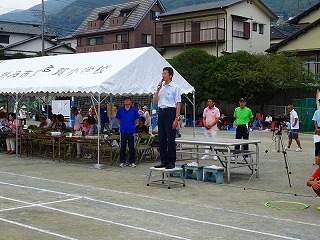 写真：多賀小学校運動会を訪問する市長の様子