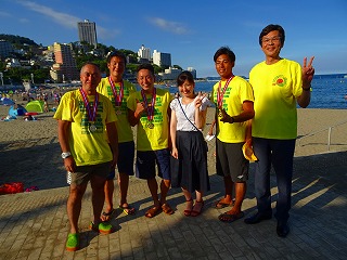 写真：「初島・熱海間団体競泳大会」の閉会式に参加する市長の様子