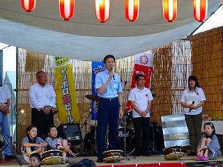 写真：「伊豆山温泉さざえ祭り」のオープニングセレモニーに参加する市長の様子