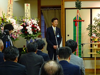 写真：船井幸雄記念館桐の家オープニングセレモニーに参加する市長の様子