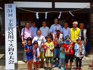 写真：下多賀宮川マス釣り大会に参加する市長の様子