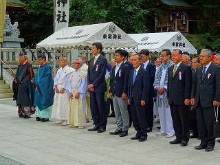 写真：来宮神社例大祭神事に参加する市長の様子
