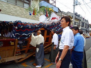 写真：阿治古神社例大祭に参加する市長の様子
