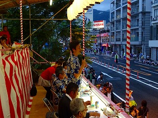 写真：第48回熱海こがし祭り山車コンクールに参加する市長の様子