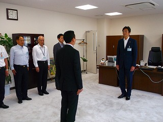 写真：熊本地震職員派遣帰庁式を行う市長の様子