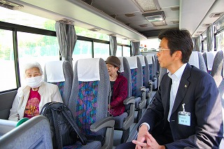 写真：高齢者外出支援「おでかけバス」に乗車する市長の様子