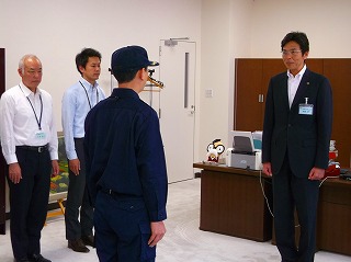 写真：熊本地震職員派遣出発を行う市長の様子