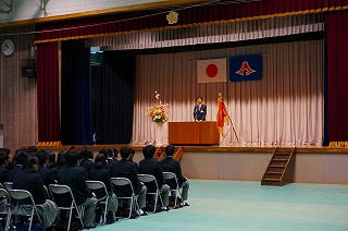 写真：熱海高校入学式に参加する市長の様子