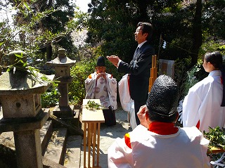 写真：明水神社春季例大祭に参加する市長の様子