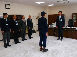 写真：熊本地震派遣職員出発式を行う市長の様子