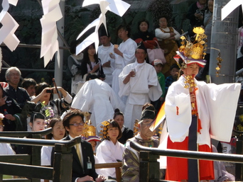 写真：伊豆山神社例大祭に参加する市長の様子