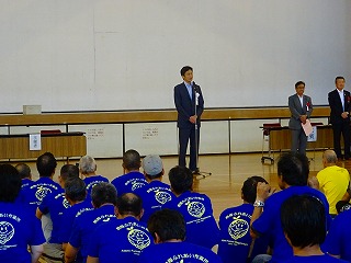 写真：スポーツ大会参加者に向けて話をする市長