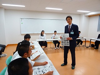熱海中学校で生徒会執行部・各クラス代表と意見交換会をする市長の写真
