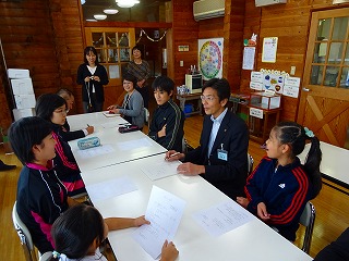 初島小中学校（小学生2名、中学生3名）で意見交換会をする市長の写真