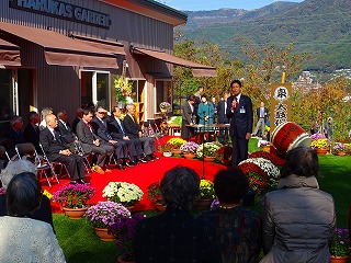 写真：ハルカス・ガーデン休憩所完成記念式典で挨拶をする市長