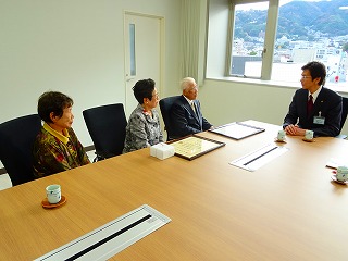 写真：滝野慶子さんの訪問を受ける市長