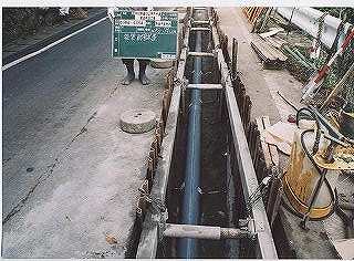 写真：下水道管を設置しています