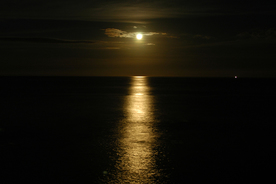 熱海の夜景　海面に映る月の道