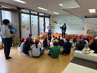 小学生に親子ふれあいサロンについて説明中