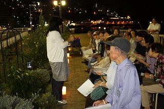 写真：園芸家の奥峰子氏による夕べの様子2