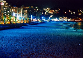 写真：ライトアップされた砂浜1