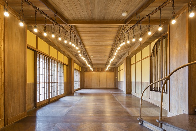 写真：竹や木で作られた優しい色合いの、広々とした廊下