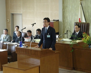 写真：議場での所信表明演説