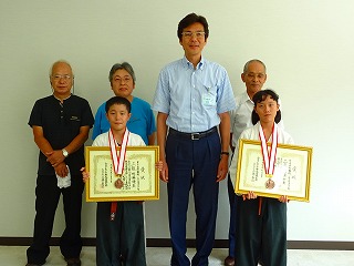 写真：第38回全国少年少女躰道優勝大会入賞者の表敬訪問の様子