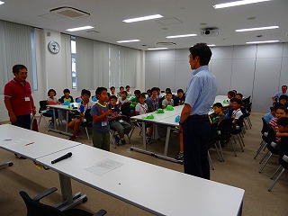 写真：小学生交流研修に参加する市長の様子