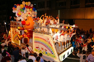 写真：装飾の部・優勝、キリン一番搾り賞の東銀座町の山車