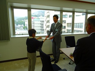 写真：人権擁護委員委嘱状伝達式を行う市長の様子