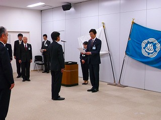 写真：定期異動者辞令交付式を行う市長の様子