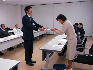 写真：スポーツ推進委員に委嘱状交付する市長の様子