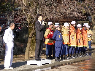 写真：春の火災予防運動「春季合同演習」に参加する市長の様子