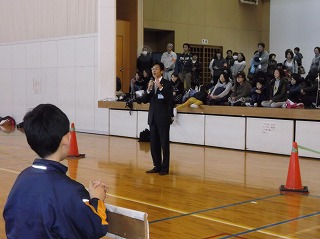 写真：第40回縄跳び決勝大会に参加する市長の様子