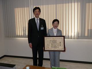 写真：長渡泰子さん受賞報告の様子