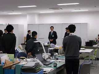 写真：仕事納め庁内巡回する市長の様子