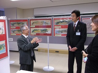 写真：熱海市立図書館を視察する市長の様子