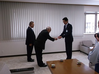 写真：市防火協会・熱海ホテル旅館協同組合寄附採納式の様子