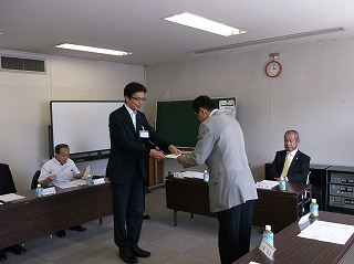 写真：民生委員推薦会委員委嘱状伝達式の様子