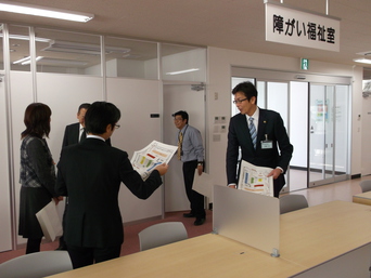 写真：新福祉事務所視察の様子