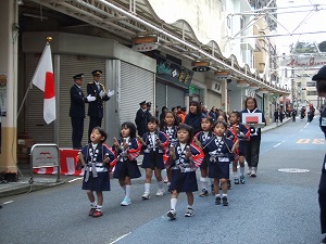 写真：富士保育園幼年消防クラブの園児たちよるパレードの様子
