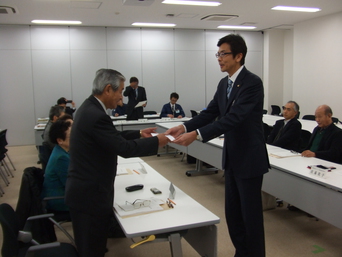 写真：熱海市廃棄物減量等推進審議会の委員に委嘱状を交付する市長の様子