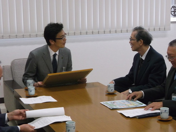 写真：大川清氏　県知事褒賞受賞の報告の様子