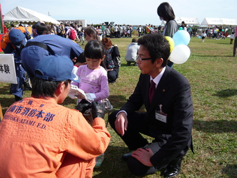 写真：「消防ひろば」に参加する市長の様子