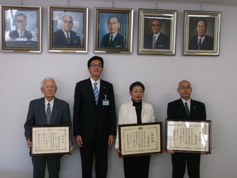 写真：法相表彰受賞・感謝状授与の報告の様子