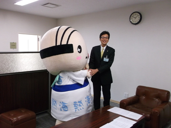 写真：「あつお」からゆるキャラグランプリ2014結果報告を受ける市長の様子