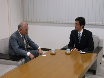 写真：河口桂之助氏　静岡県知事表彰受賞の報告の様子